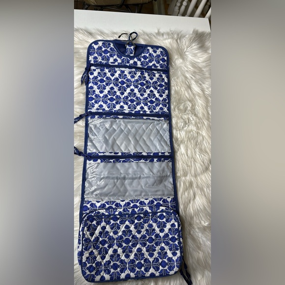 Vera Bradley Blue White Floral Travel Bag Toiletries Roomy Cruise Beach EUC - Picture 4 of 4